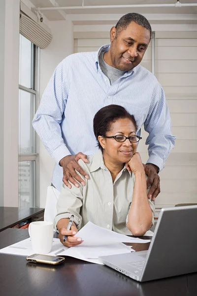 Pareja Haciendo Finanzas Caseras —  Fotos de Stock