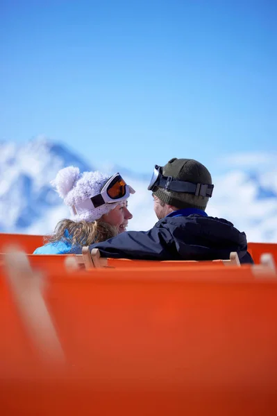 Couple assis près d'un fauteuil élévateur — Photo