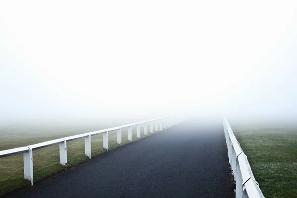 Camino Que Conduce Niebla —  Fotos de Stock