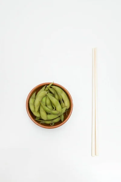 Edamame en un plato y palillos — Foto de Stock