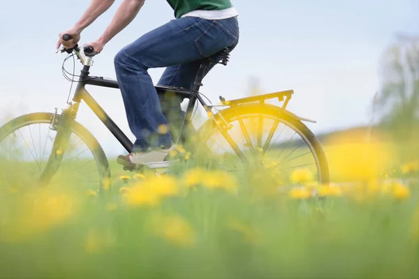 Homme Vélo Sur Terrain — Photo