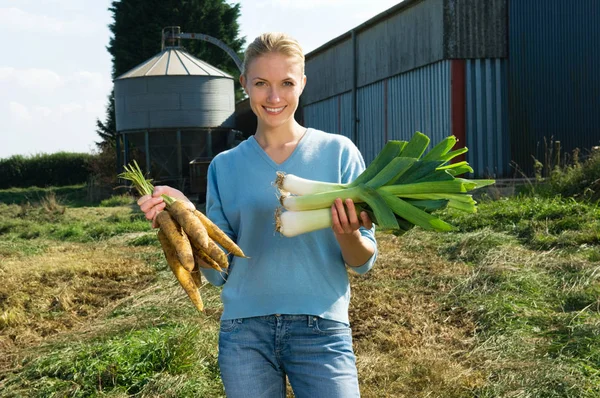 Wanita Memegang Sayuran Kebun — Stok Foto