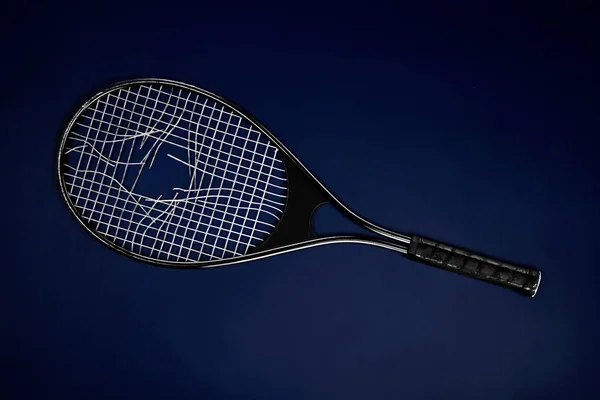 Close Broken Tennis Racket — kuvapankkivalokuva