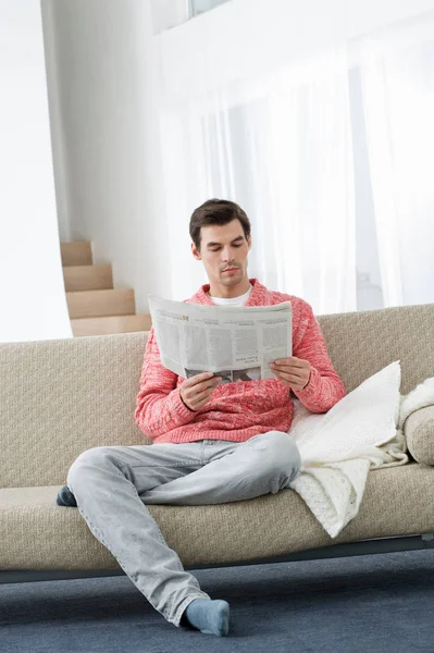 Homem Lendo Jornal Casa — Fotografia de Stock