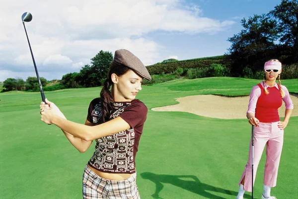 Kobiety Grające Golfa Polu — Zdjęcie stockowe