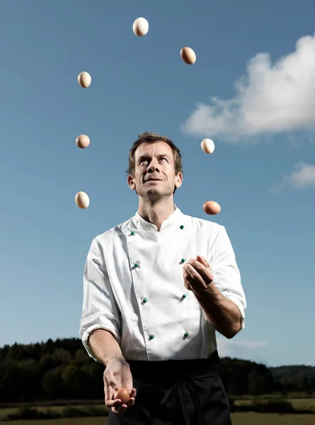 Chef Jugando Con Huevos —  Fotos de Stock
