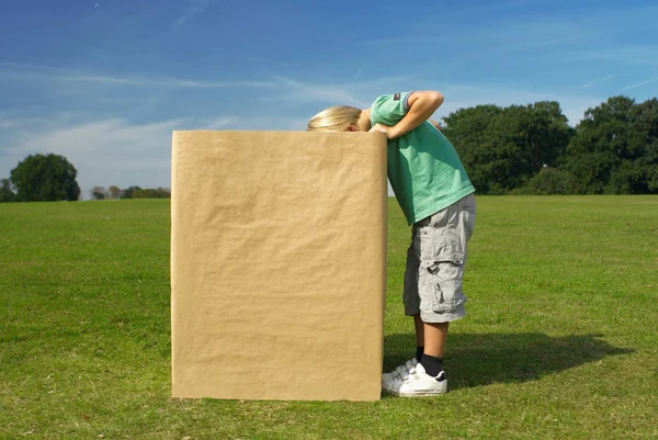 Chlapec Hledající Krabice — Stock fotografie