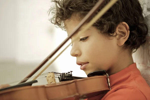 Ragazzo Con Vista Violino — Foto Stock