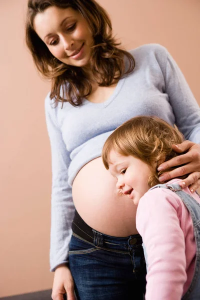 Chica Escuchando Las Madres Embarazadas Vientre — Foto de Stock