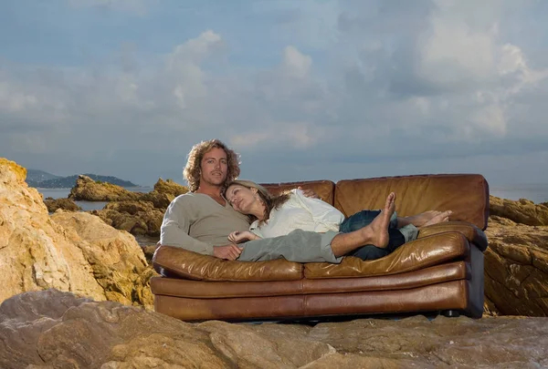 Couple Relax Couch Beach — Stock Photo, Image