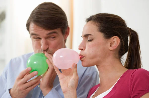 Couple Trying Blow Balloons — Stock Photo, Image