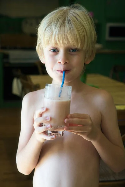 Chlapec Pije Koktejl Doma — Stock fotografie