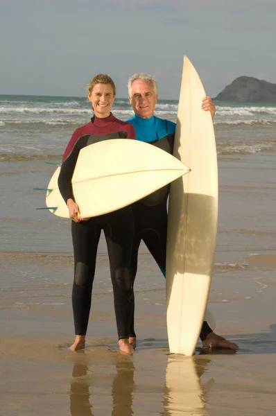 ビーチにサーフボードを持つカップル — ストック写真