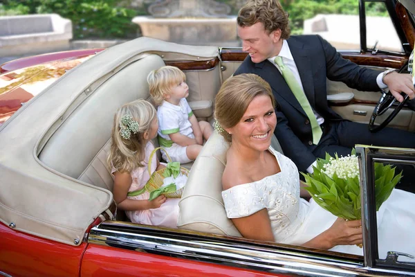 Casamento Casal Com Crianças Carro — Fotografia de Stock