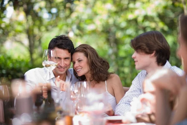 Couple Regardant Verre Vin — Photo