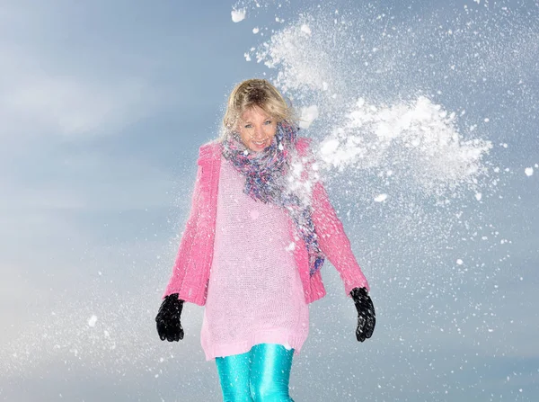 Dívka se sněhem v obličeji — Stock fotografie