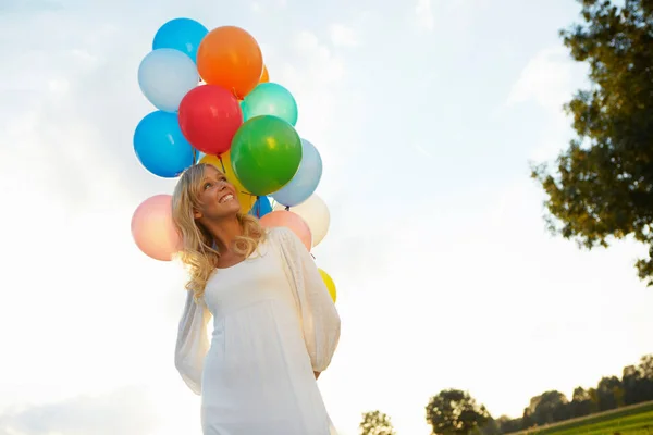 Flicka Med Ballonger Utanför Vid Solnedgången — Stockfoto