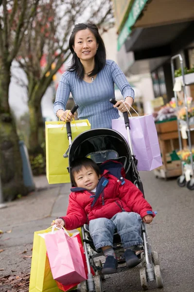 Mutter Und Kleinkind Beim Einkaufen — Stockfoto
