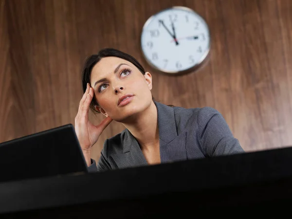 Business Woman Sitting Desk Thinking — Stock Photo, Image