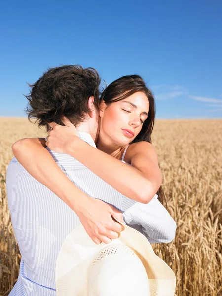 Pareja Joven Campo Trigo —  Fotos de Stock