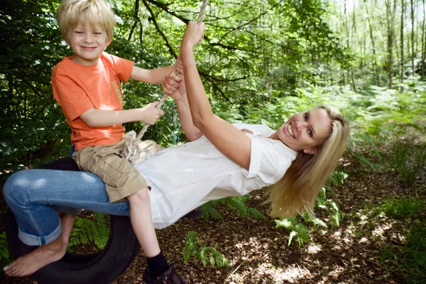 Boy Mom Tire Swing — kuvapankkivalokuva