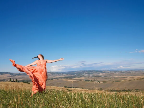 Kvinnan Dansar Fältet — Stockfoto