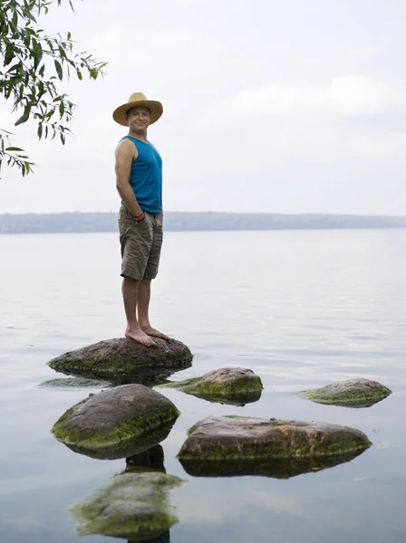 Uomo Piedi Sulla Pietra Acqua — Foto Stock