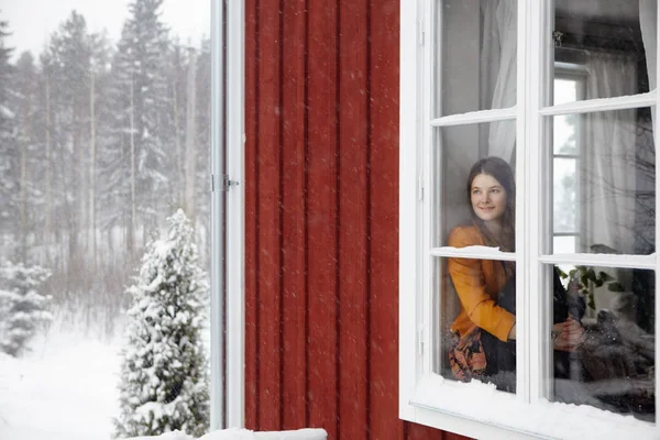 Junge Frau Sieht Sich Schneeszene — Stockfoto