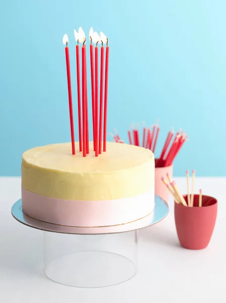 Украшенный праздничный торт со свечами — стоковое фото