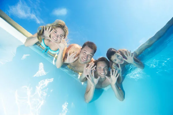Skupina přátel v bazénu — Stock fotografie