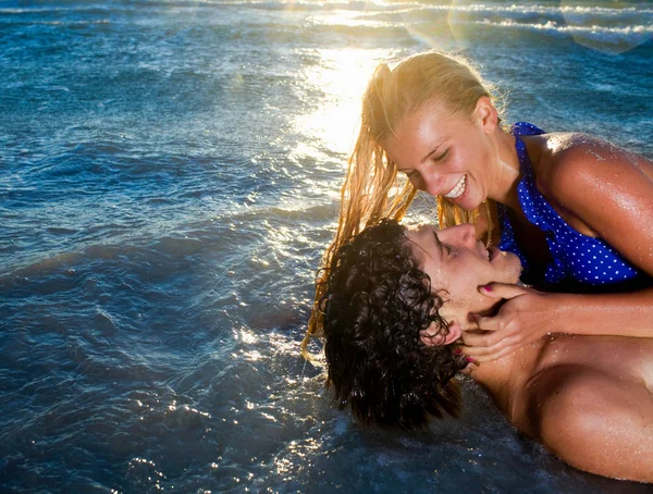 Jeune cple rire gisait dans la mer marée — Photo