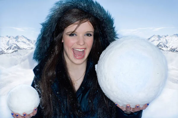 Joven Mujer Feliz Con Dos Bolas Nieve — Foto de Stock