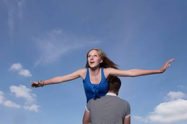 Chica Volando Sobre Hombros Chicos —  Fotos de Stock