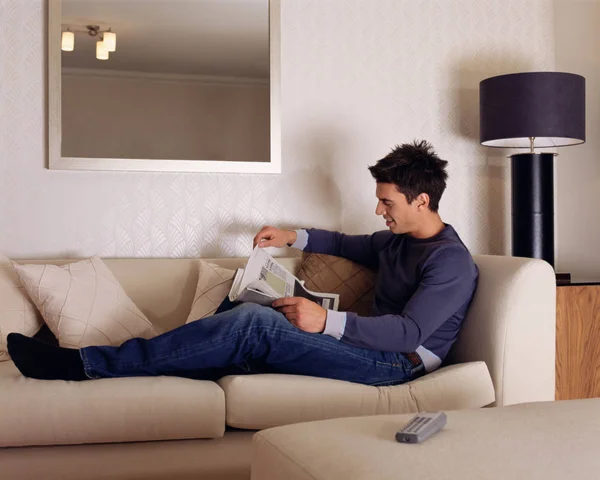 Hombre Leyendo Periódico — Foto de Stock