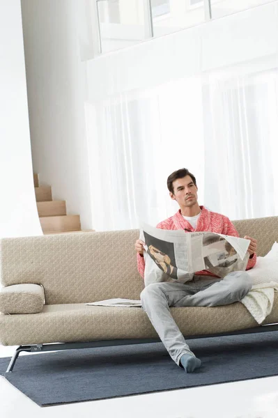 Чоловік Читає Газету Вдома — стокове фото
