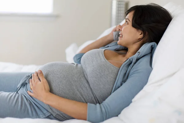 Беременная Женщина Телефону — стоковое фото