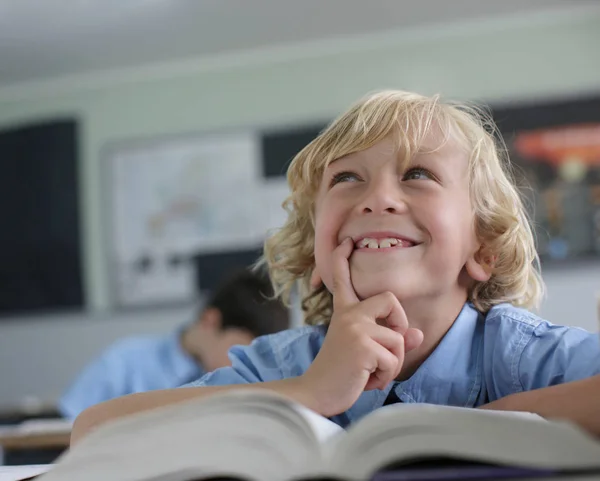 Skolan Pojke Tänkande Klass — Stockfoto