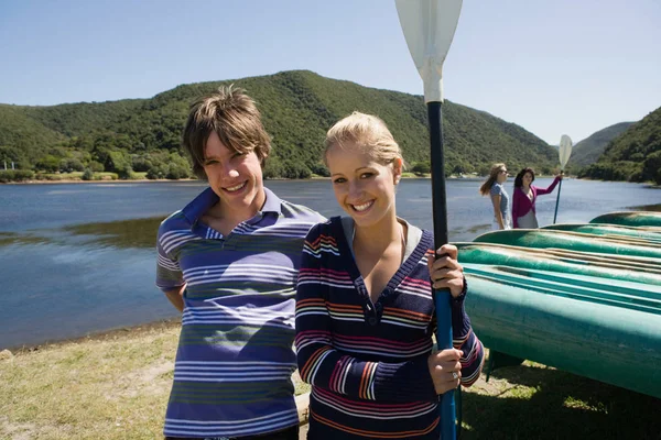 Couple Adolescent Canoës — Photo