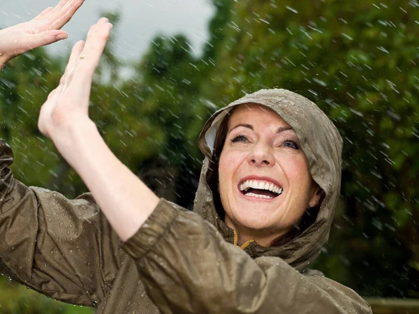 Kvinna Regnet Ler — Stockfoto