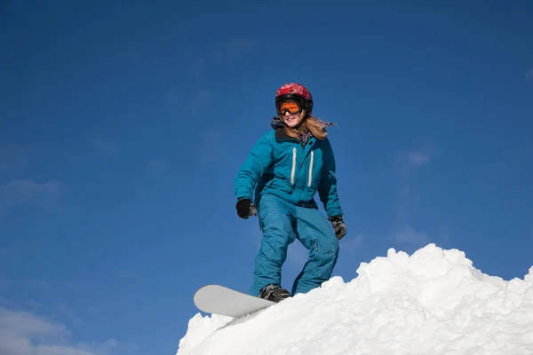 山の中の少女スノーボード — ストック写真