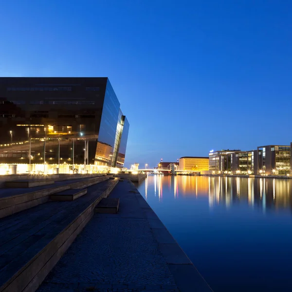 Edifícios Lit Refletidos Canal Urbano — Fotografia de Stock