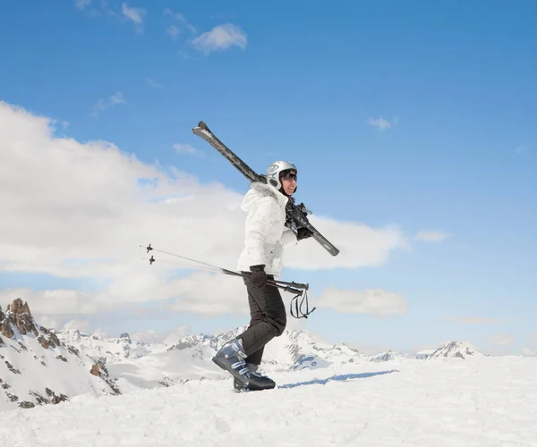 Nainen Kävelee Mäkeä Ylös Lumessa Sukset — kuvapankkivalokuva