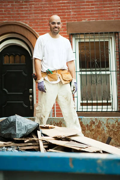 Homem Enchimento Pular Com Escombros — Fotografia de Stock