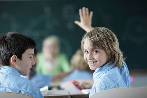 学校男孩举手示意 — 图库照片