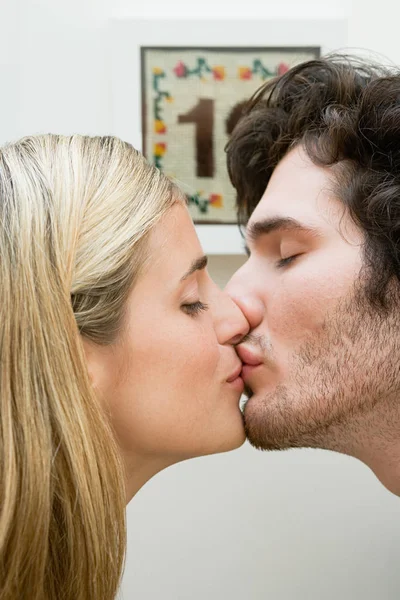 Couple Kissing Home — Stock Photo, Image