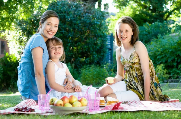 Happy Mother Daughters Picnic — Stock Photo, Image