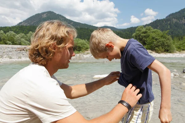 Padre Hijo Que Tienen Tiempo Libre Junto Río Las Montañas —  Fotos de Stock