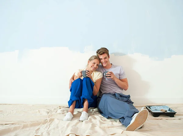 Jeune Couple Prenant Une Pause Décoration — Photo