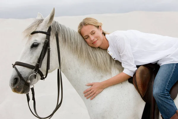 女の子のライダーと馬 — ストック写真