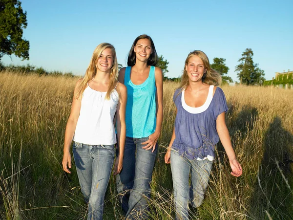 Meisjes Lopen Een Veld Glimlachend — Stockfoto